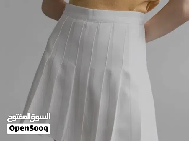 تتميز هذه التنورة القصيرة بتصميم عصري وأنيق يجمع بين الراحة والأناقة.