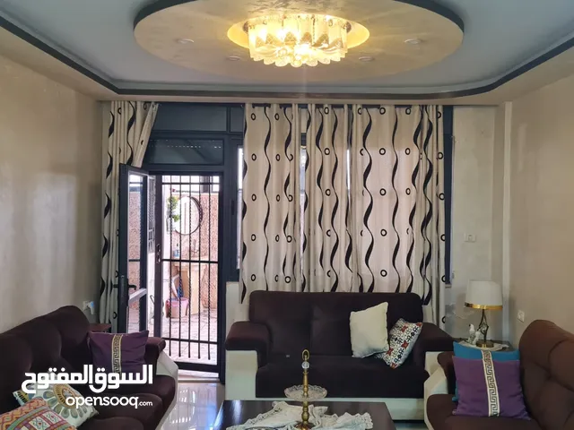 شقه طابق اول مع حديقه فوق الشارع في منطقه الارسال 200 متر حديقه 140متر