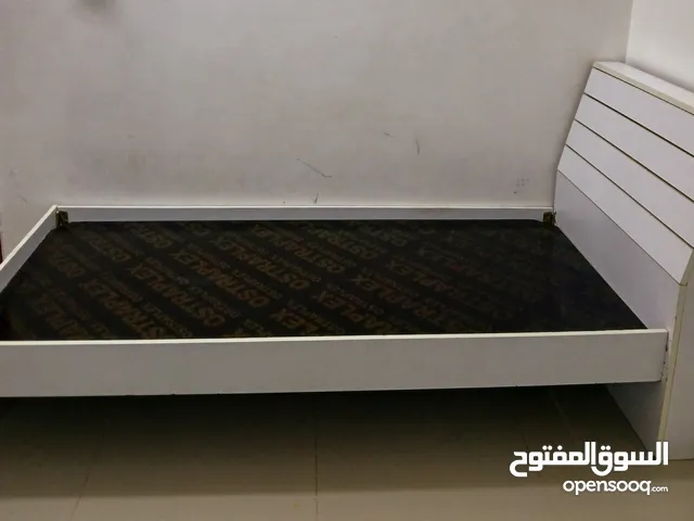 سرير ابيض مستعمل لفترة قصيره للبيع