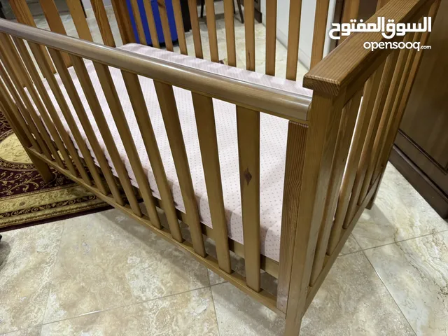 سرير أطفال خشبي مع الماتريس