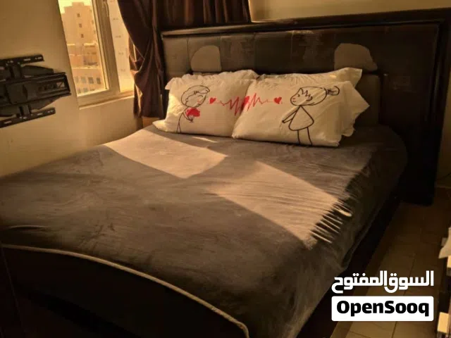 للبيع سرير مزدوج مستعمل بحالة ممتازة، يتميز بتصميم أنيق وهيكل قوي يضفي لمسة دافئة وفخمة على غرفة الن