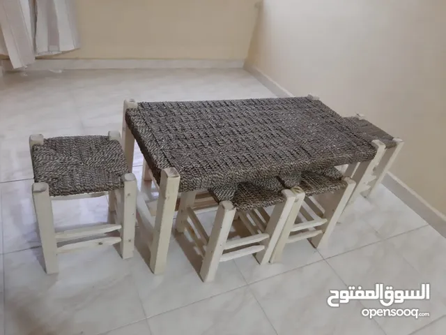 كراسي وطاولات خشب من الخيش اليدوي