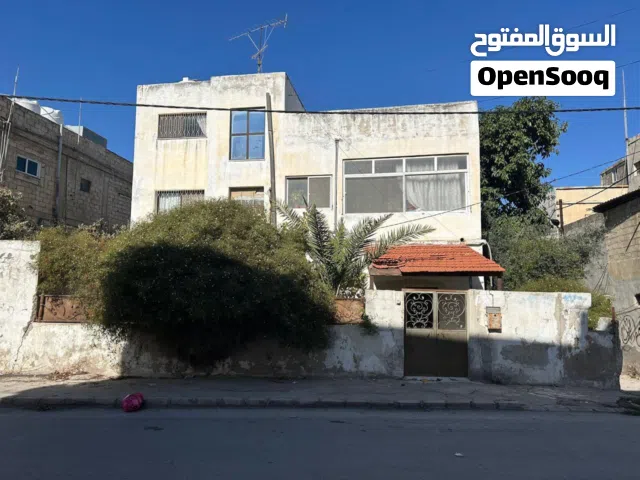 للبيع منزل مستقل على أرض بمساحة دونم كامل في حي المطلع اربد
