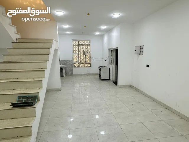 عمارة للأيجار تصلح مجمع او عيادة طبية او معهد للتدريس علئ شارع عام قرب صيدلية وحسينية واسواق اربع