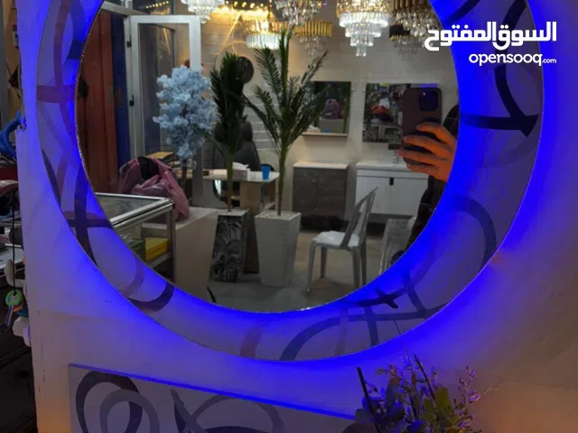 مرآة دائرية عصرية مع رف وضوء LED  مرآة بقطر 60 سم بتصميم أنيق ولمسة فخامة