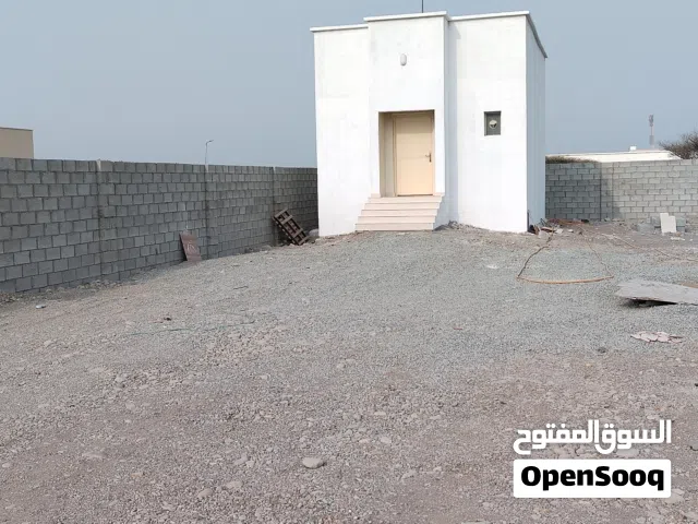 ارض صناعيه مسوره وبها غرفه للايجار في ولاية شناص