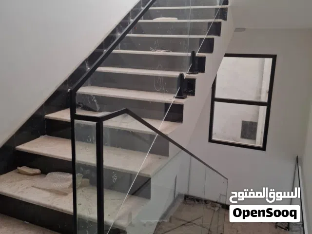 نحن نصلح جميع أنواع الأبواب والنوافذ