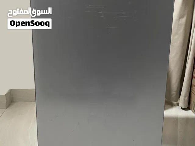 ثلاجة هيسنس صغيرة لون فضي