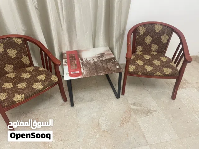 طاولة زجاج و2 كراسى بحالة جيده