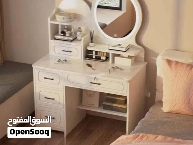 ميز مرايه خشبي شكل لطيف