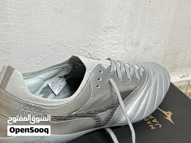 حذاء كرة قدم جديد