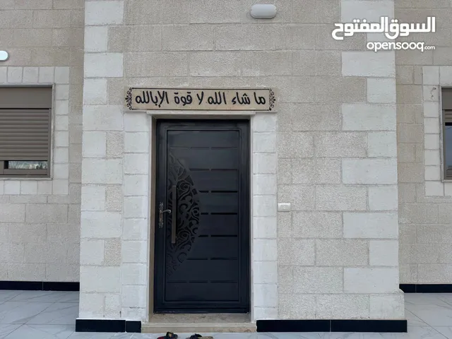 194 m2 4 Bedrooms Townhouse for Sale in Zarqa Dhlail
