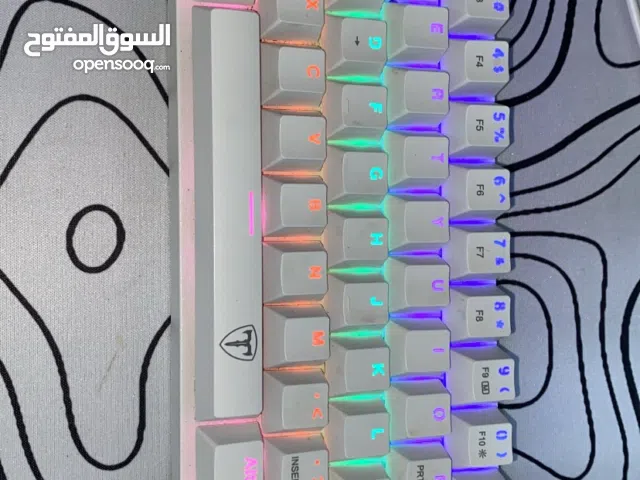 كيبورد جيمنج باللون الابيض شامل الكرتون و كل قطعه