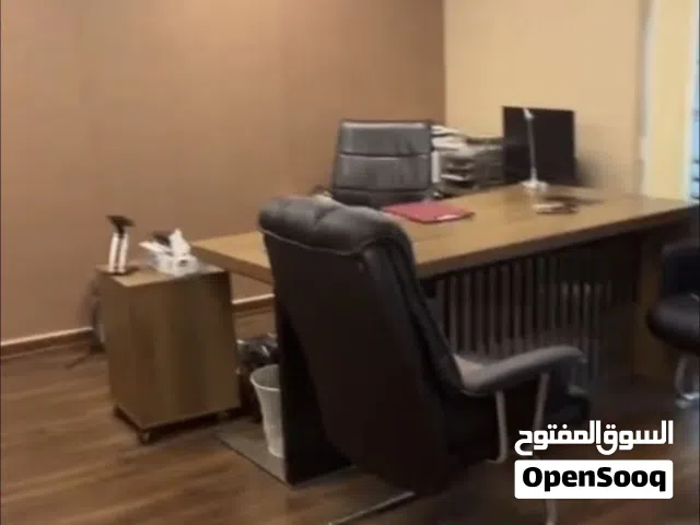 مكتب مؤثث مع ديكورات للبيع مساحة 56 متر