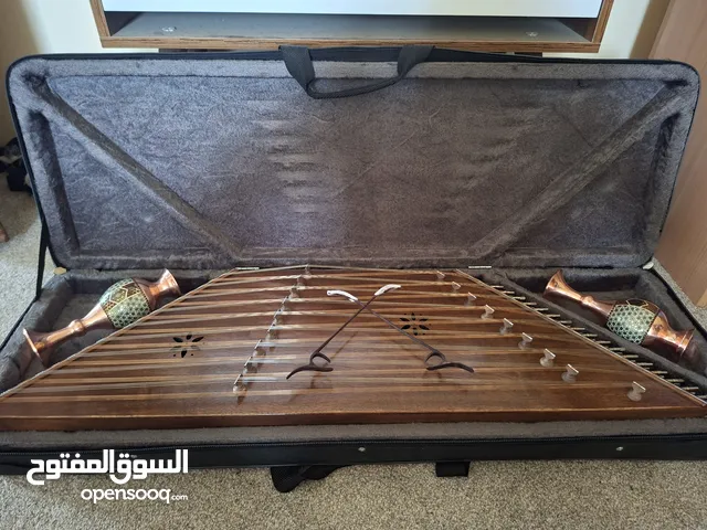 آلة سنطور مصنوعة يدويًا بواسطة حرفي ماهر