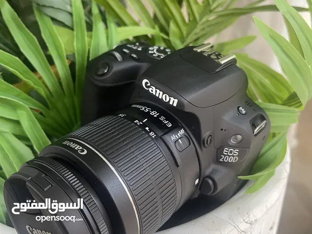كاميرا 200d عاليه الدقه مستعمله شهر واحد و يجي معاها العدسه الاساسيه و الشاحن و الجنطه
