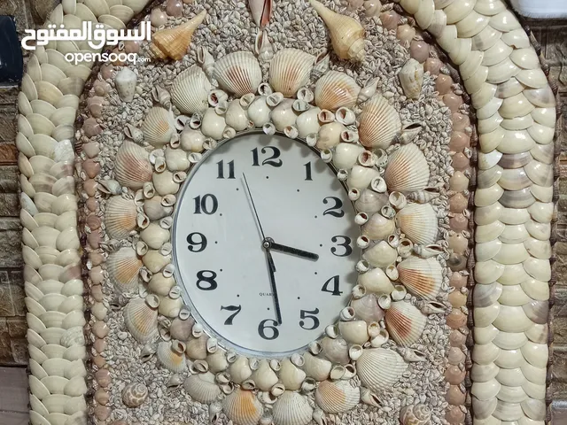 للبيع: ساعة حائط فاخرة مصنوعة يدويًا من الأصداف البحرية – تحفة نادرة لديكور راقٍ!
