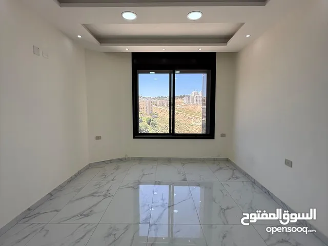 شقة طابق ارضي مع ترس وكراج باجمل مناطق الجبيهة مساحة داخلية 135 متر ومساحة ترس 70 متر وكراج