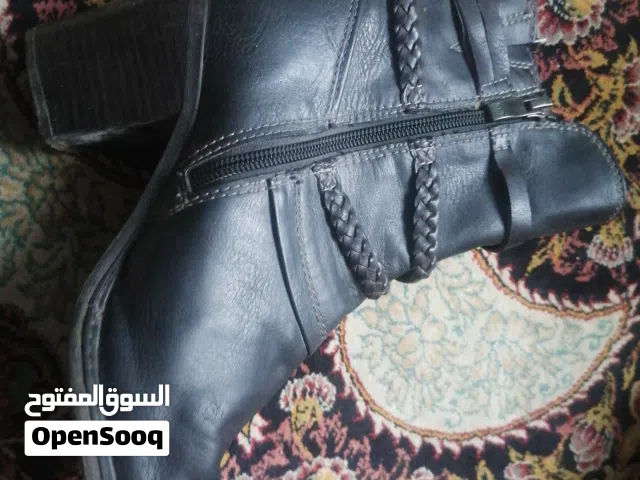 بوت اسود قياس 38 مستعمل فقط 2مره