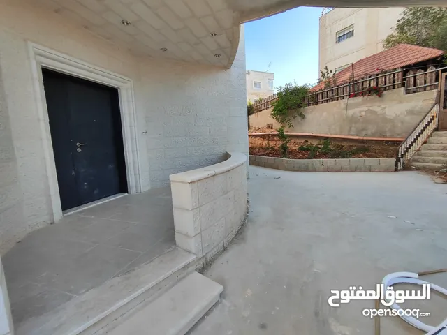 شقة جديده مع ساحه غير مفروش للايجار في سردا