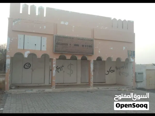 ارض سكني تجاري بها محلات بالبريمي