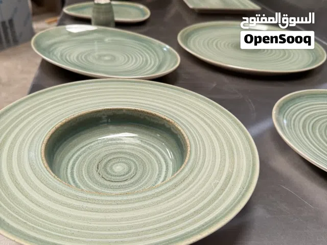 صحون وكاسات وملاعق