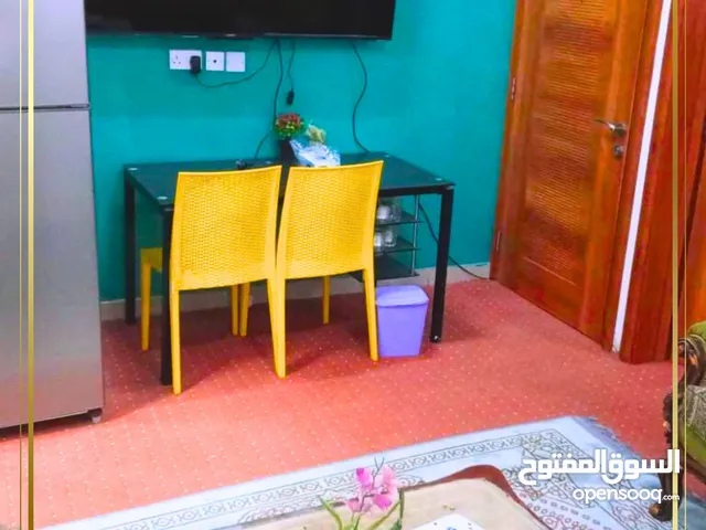 شقة مفروشة راقية للإيجار في السويق – جاهزة بالكامل لعائلة صغيرة تبحث عن الراحة والخصوصية