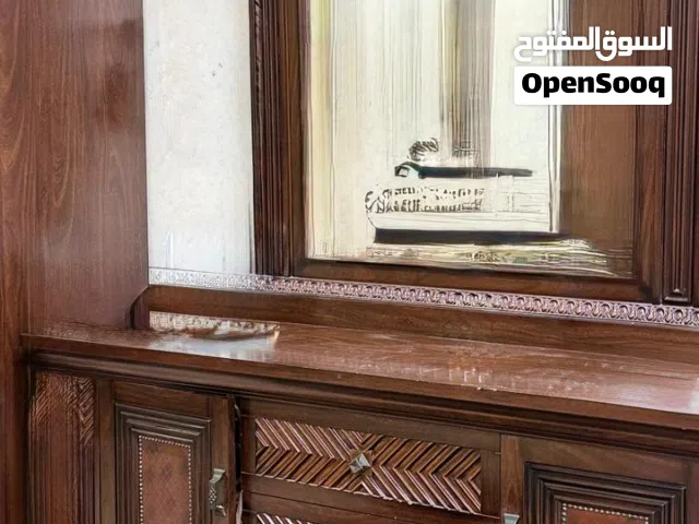 اعلان عن بيع غرفة النوم مع تسريحة وخزان ملابس ( كبت ) و 2 كومندات