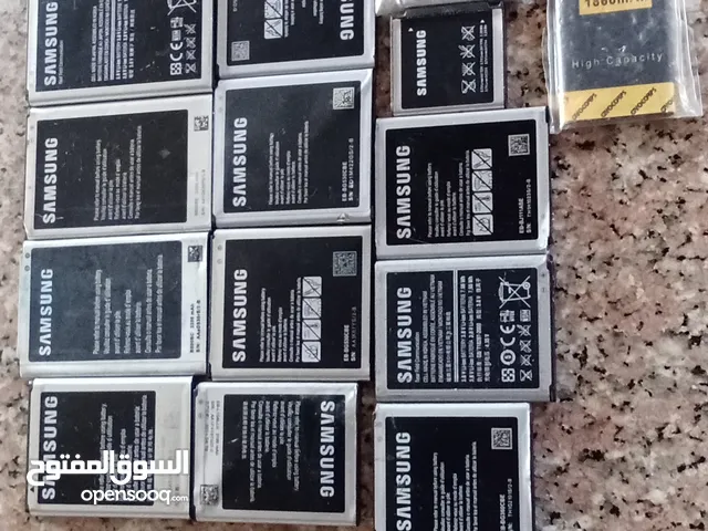 بطاريات أجهزة مختلفة وحواضن خطوط تطشات