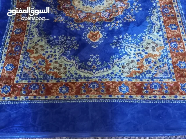 Blue carpet in good condition