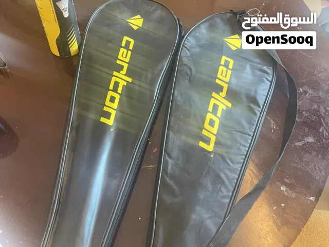 مضرب ريشة عدد 2 من ماركة كارلتون مع مجموعة ريش من نفس الماركة