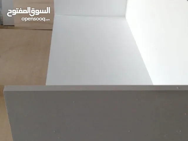طاولة العاب لل بيع بحالة جيدة جداً مثل حالة الجديد فول نضافه ولون ابيض ومجهز ل مكان سيار الكهرب