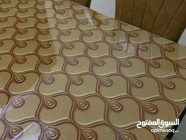 طاولة طعام مع 6 كراسي خشبيه