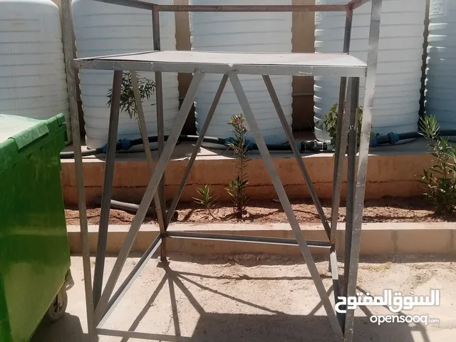 قواعد خزنات عاليه للبيع ويوجد باب كراج