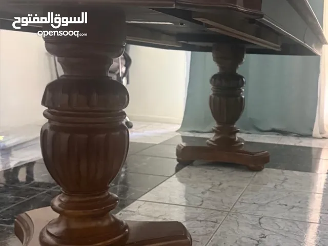 طاولة طعام من المطلق