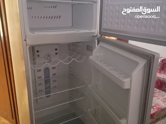 تلاجة وفريزر شبه جديد بداعي السفر