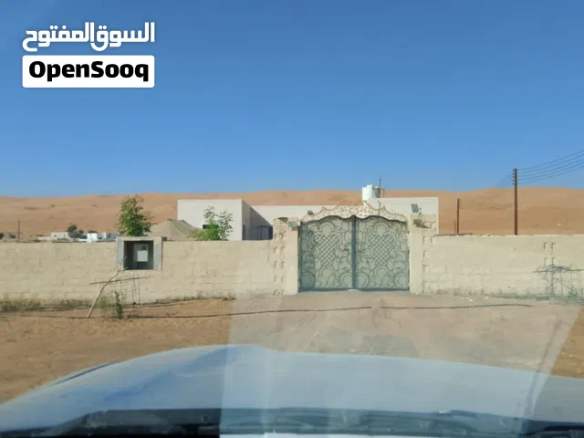 للبيع عزبة في بدية ( شاحك ) قريبة من الشارع