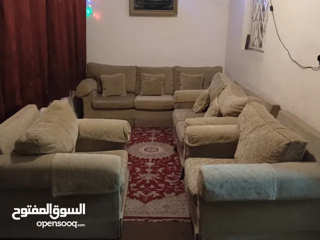 كنبايات بحالة جيدة جدا للبيع استخدام بسيط للجادين فقط الاتصال للبيع المستعجل