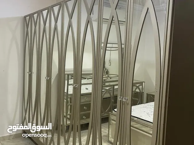 غرف نوم مودرن سرير مزدوج ودولاب وتسريحه ويوجد غرف نوم اخر مستعمله
