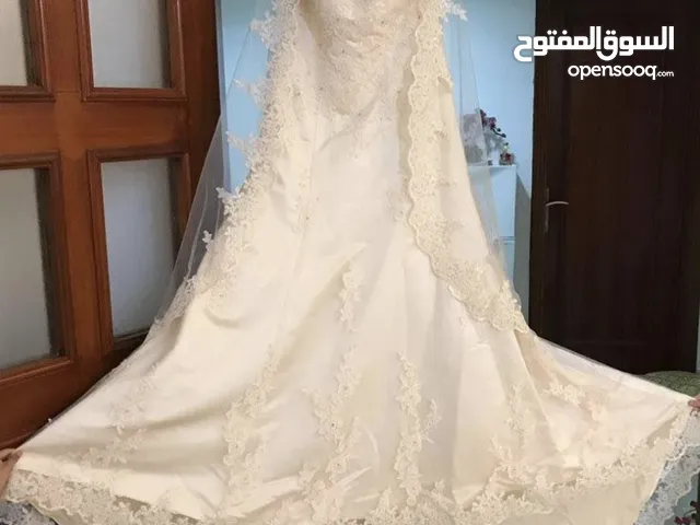 فستان زفاف مع الطرحه