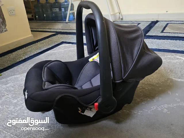 هزاز ومقعد سيارة للأطفال تحت سنة