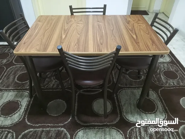طاولة سفرة أو مطبخ صغيرة مع أربع كراسي بحال الجديد ولا خدش