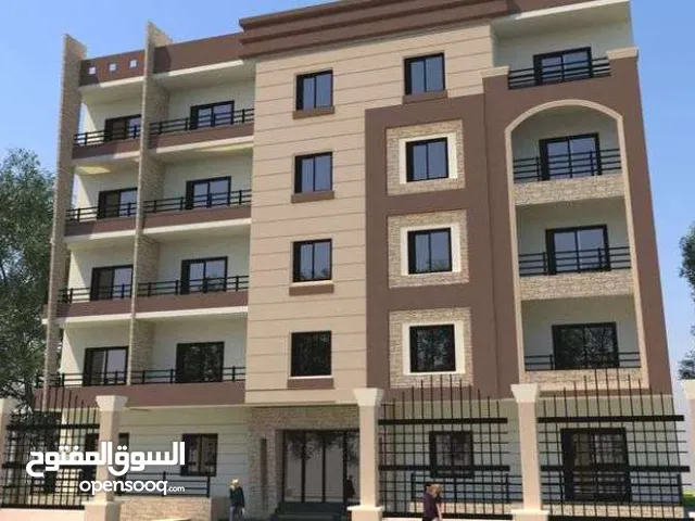 مبني سكني تجاري ممتاز مساحة آلأرض 220ثلات وجهات رئيسي يتكون من اربع ادوار به  3محلات و3 شقق