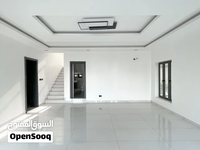 قاعة مفتوحة للإيجار بحي عمان طابق ثالث