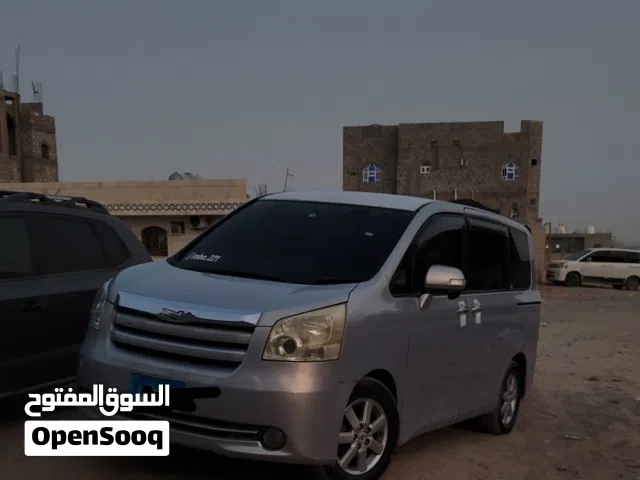 2010 تويوتا فوكسي Noah Z