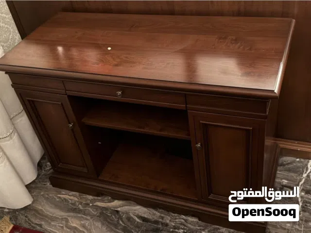 طاولة تلفزيون للبيع استعمال بسيط