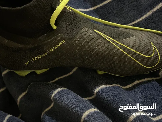 جزمة كورة قدم مقاس 42 نايك اصلي استعمال خفيف