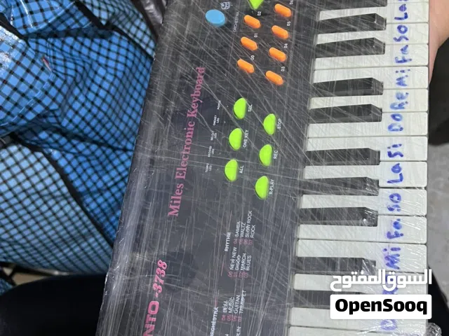 بيانو تعليمي (لعبه) حاله جيده جداً مغلّف للحفاظ عليه ، مكتوب عليه الاصوات