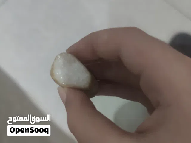 حجر لؤلؤي لماع