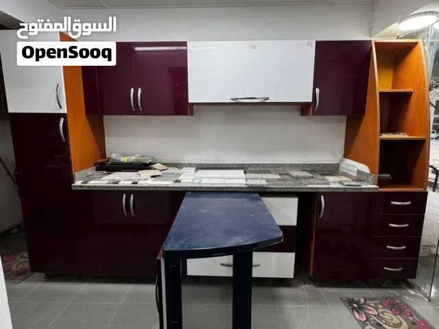 مطبخ اكريليك شيك جدا بحالة المصنع مع ترابيزة سحابي 3.5 متر